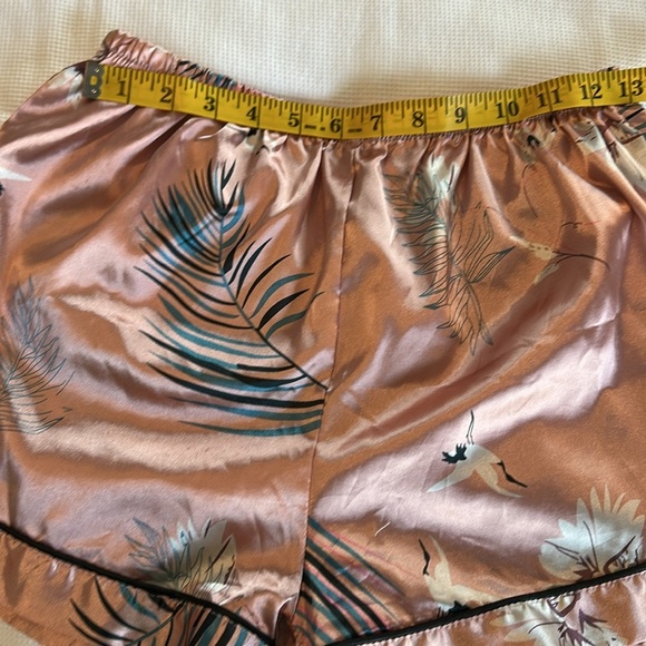 Woman’s Floral Satin Pajama Set  top and shorts size Large Peach color - Picture 13 of 16